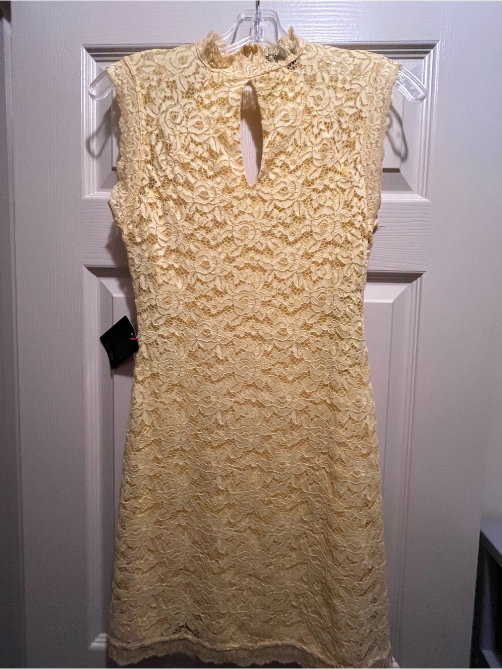 Bebe Sleeveless Yellow Lace Shift Dress with Keyhole Neck Size Small NWT
